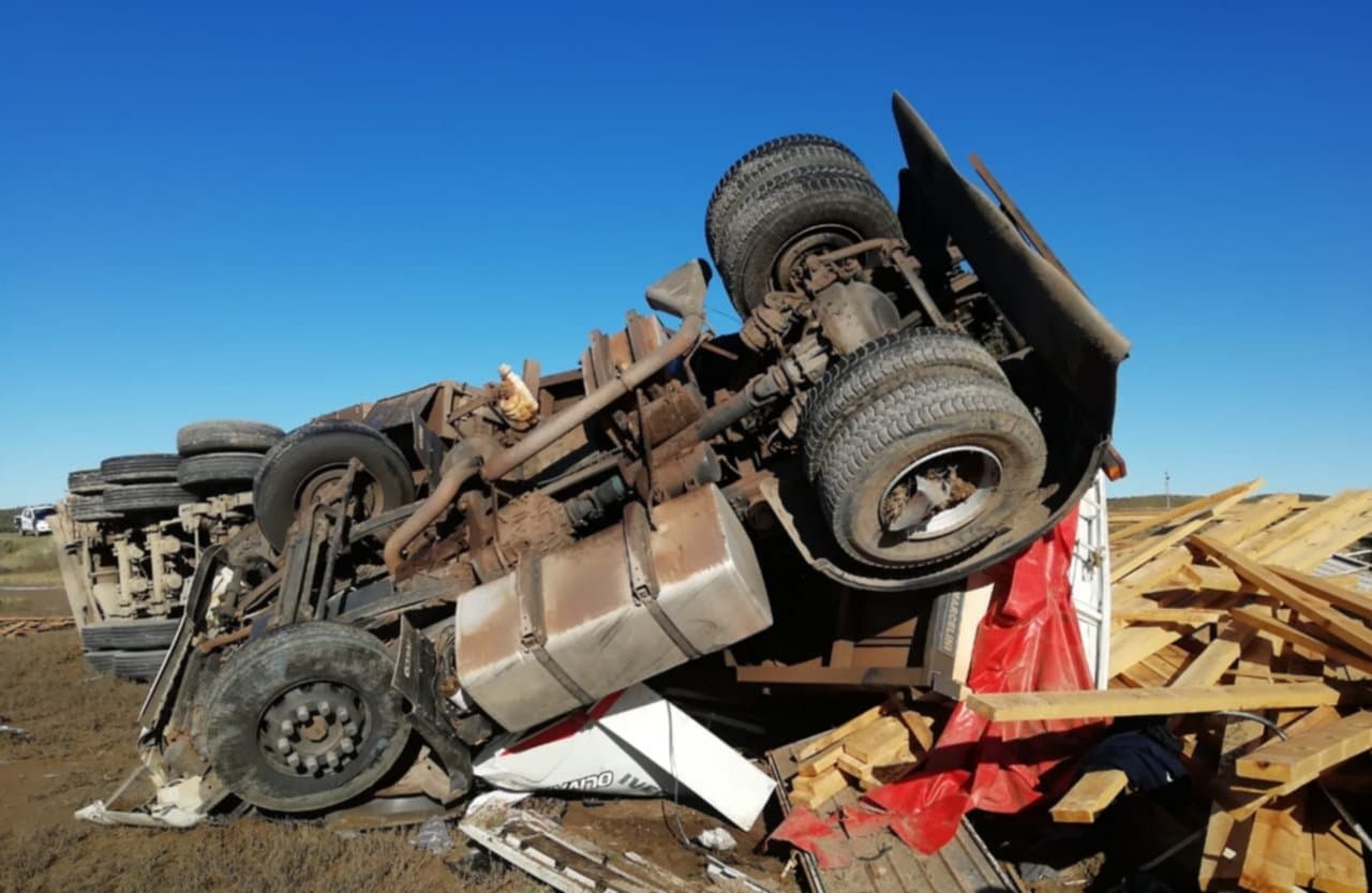 Murió el chofer de un camión al volcar en la ruta Nacional 3 que viajaba a Viedma