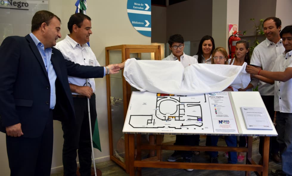 Pesatti presentó una maqueta háptica del edificio de la Legislatura