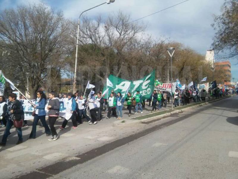 Paro general y movilización de los gremios en Viedma