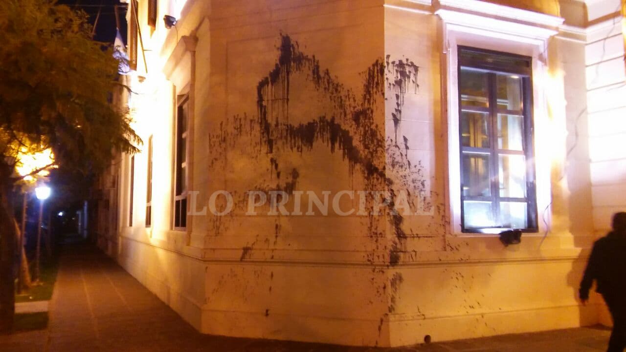 Desde el gobierno denunciaron penalmente a los manifestantes que cometieron actos vandálicos