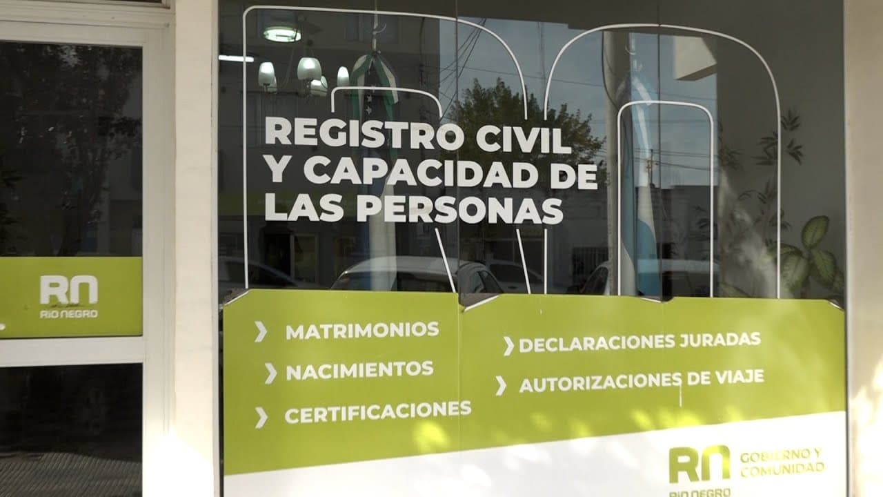 Se sacó el apellido paterno y se quedó con el de su madre, por la falta de contacto con su progenitor