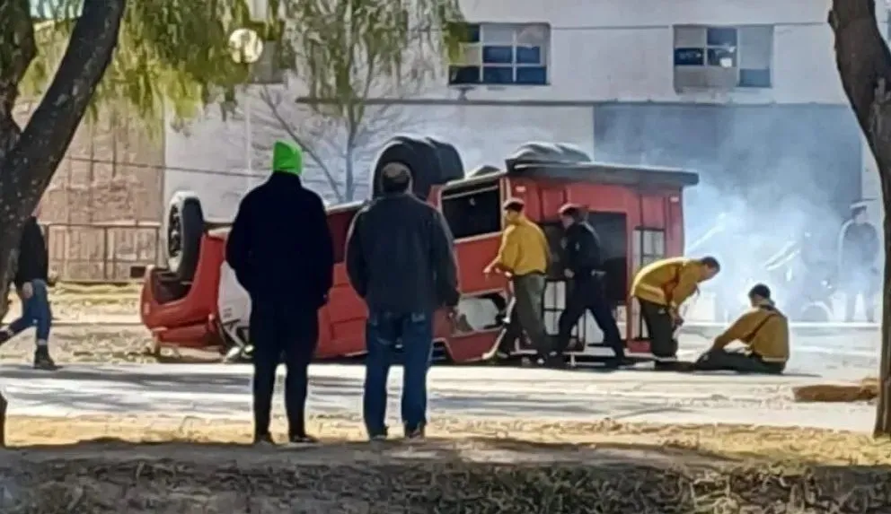 En una localidad de Rio Negro Bomberos Voluntarios volcaron cuando iban a una emergencia
