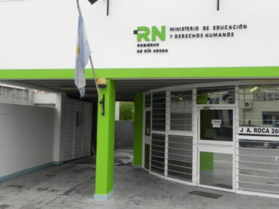Por robar ropa y alimentos del colegio denunciaron al director de una Escuela
