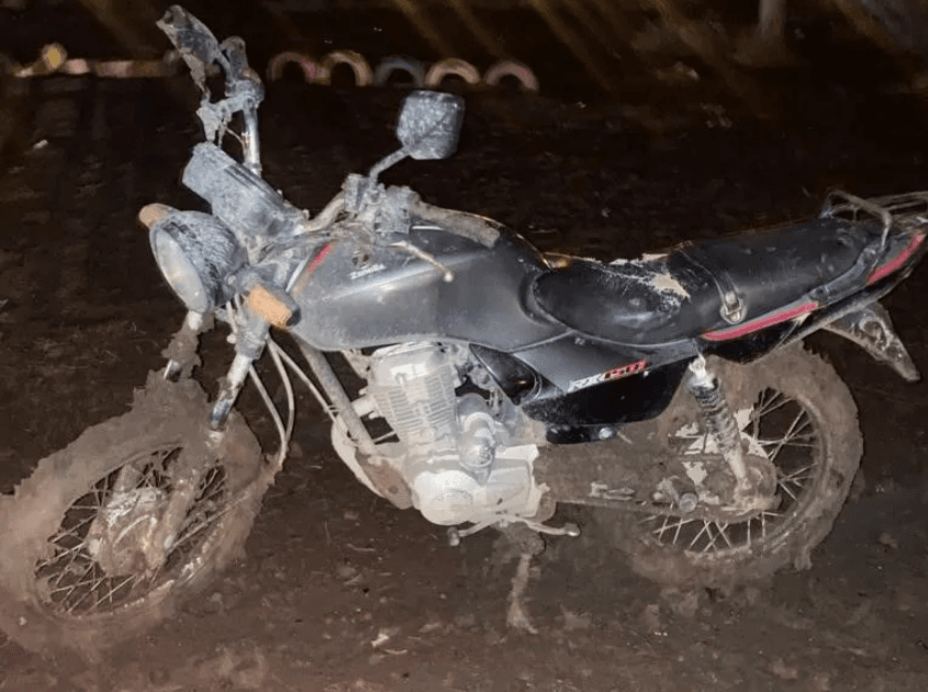 Vieron a la policía y dejaron la moto tirada que habían robado en el barrio Santa Clara de Viedma