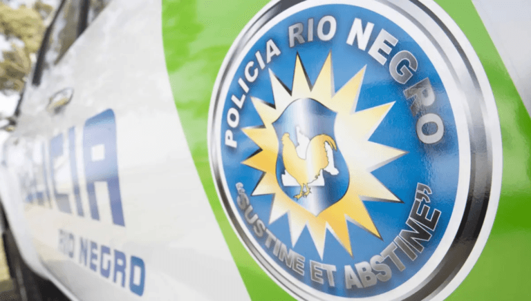 En Viedma secuestran un chaleco con insignia policial en un allanamiento de una causa por robo agravado