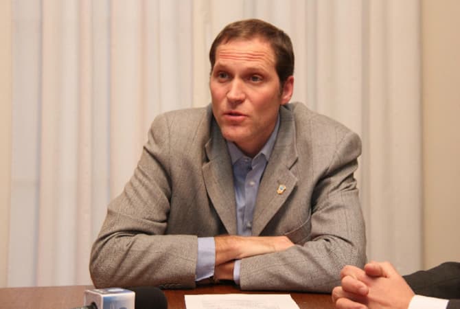 “La interpretación de la Constitución dejaría una puerta abierta para que Weretilneck pueda ser reelecto”