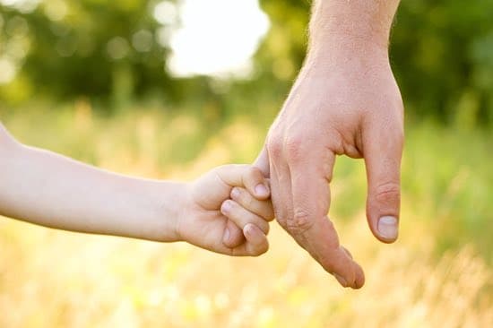 Le otorgan la adopción plena a hombre que crió a un joven desde niño