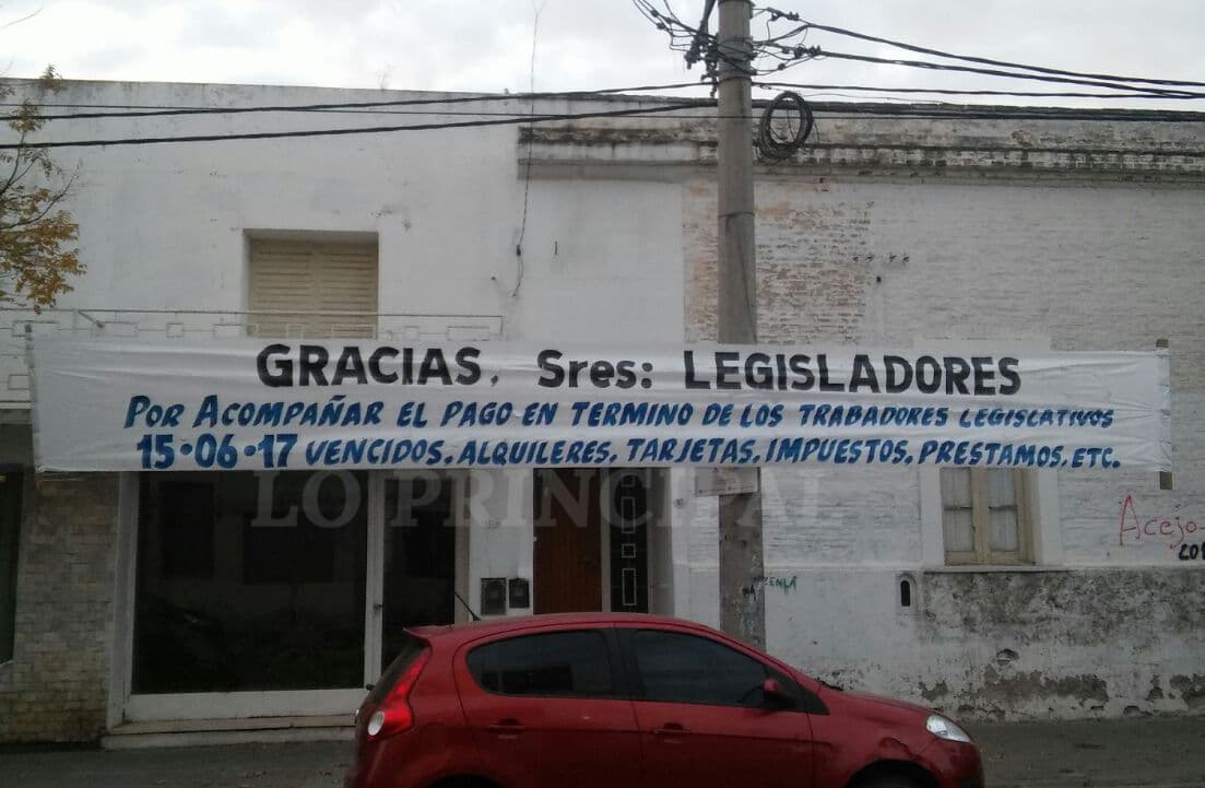 Trabajadores legislativos colgaron un pasacalle frente a la Legislatura por al atraso salarial