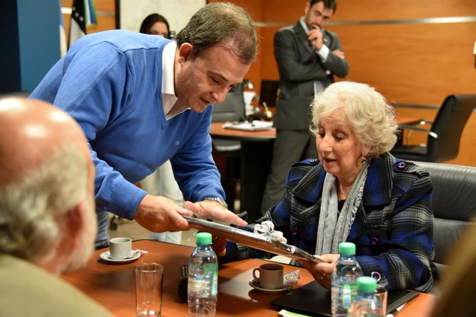 Pesatti le entregó copia a la presidenta de Abuelas, de ley que busca develar delitos de lesa humanidad durante la dictadura