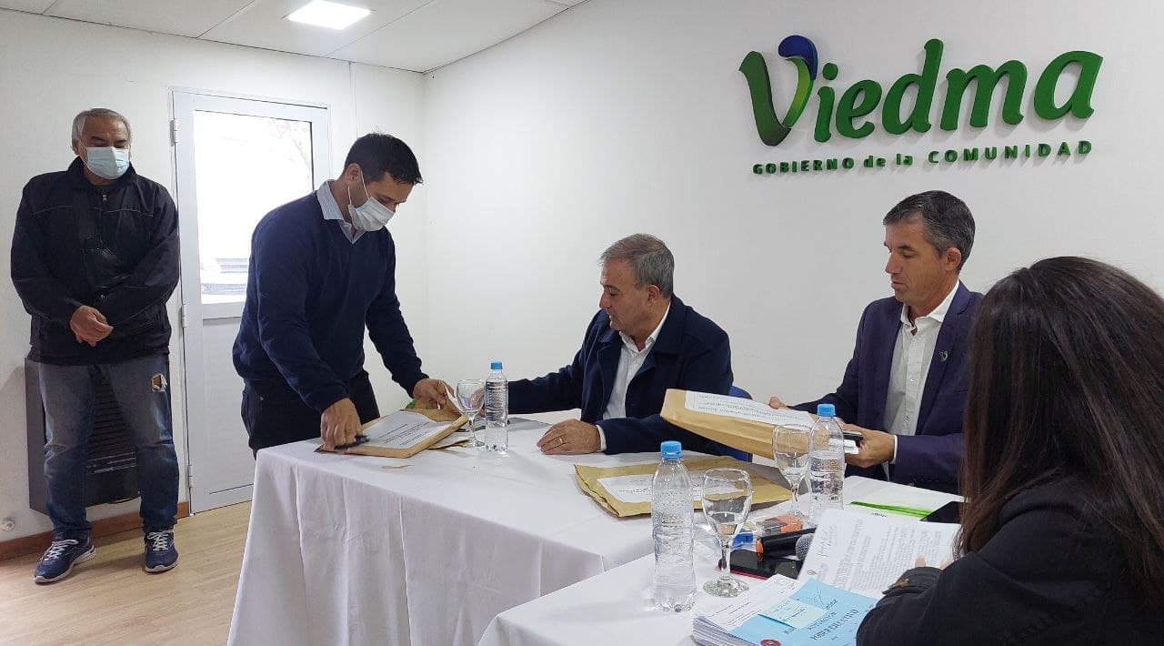Apertura de sobres de la licitación privada, para la construcción de accesos seguros a varios barrios de la ciudad