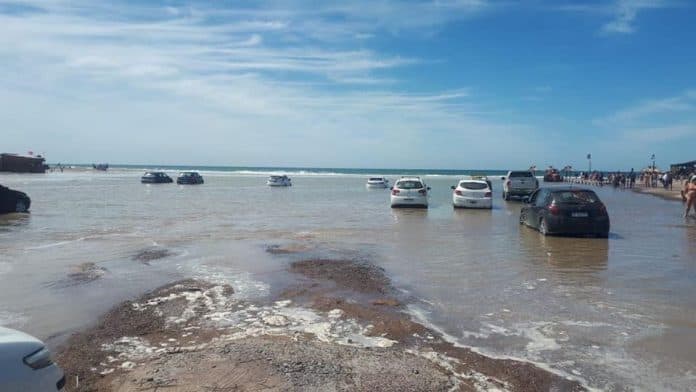 La marea extraordinaria atrapó varios autos en Las Piedras Coloradas