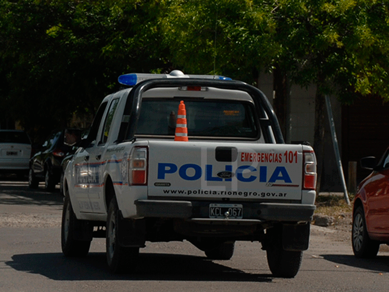 Ladrones le robaban a una joven, pero un taxista la rescató y los redujo