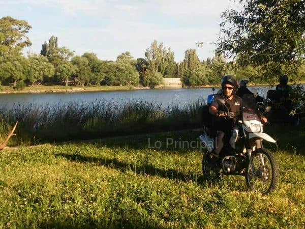 Cinco delincuentes intentaron robar una moto en plena costanera viedmense