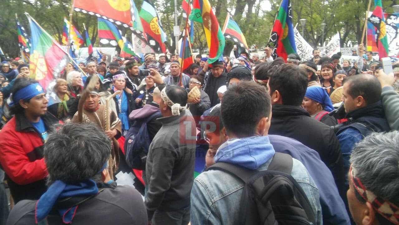 Se hace presente en Viedma la marcha de los pueblos originarios