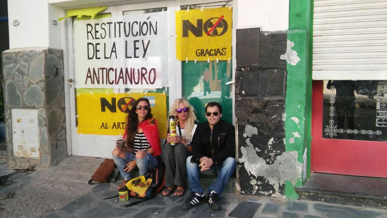 Vecinos en contra de la planta nuclear se manifestó frente la Legislatura