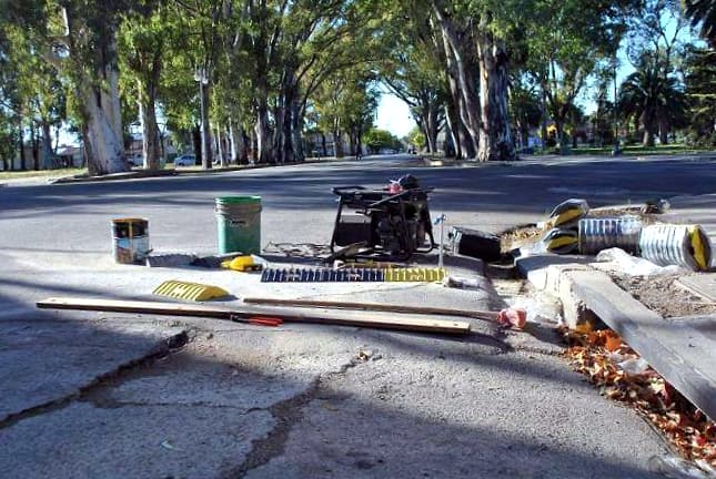 Construyen reductores de velocidad en varias calles de Viedma