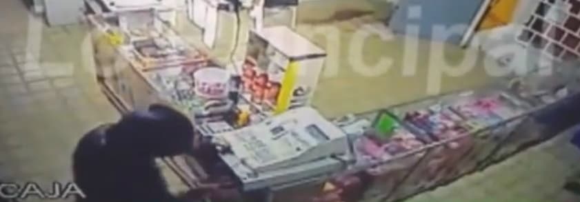 Delincuentes son captados por la cámara cuando roban un comercio de Viedma