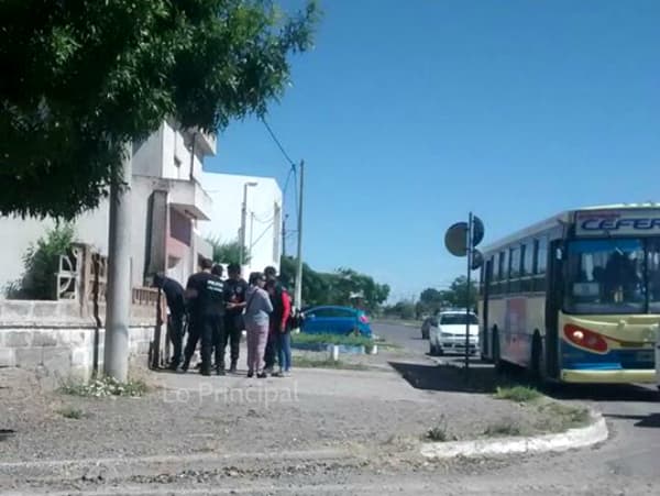 Robaron pertenencias de un auto, intentaron escapar en el colectivo y los detuvo la policía en una persecusión
