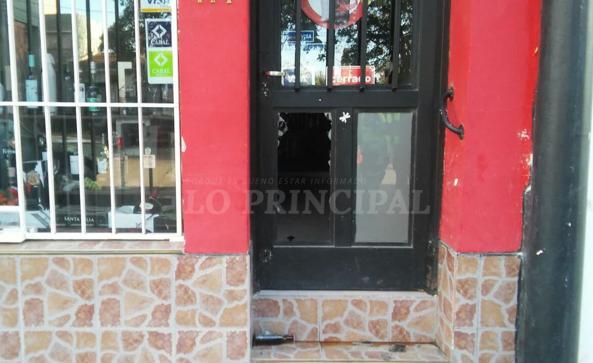 Robaron varias bebidas alcohólicas de un local viedmense, hay dos personas demoradas