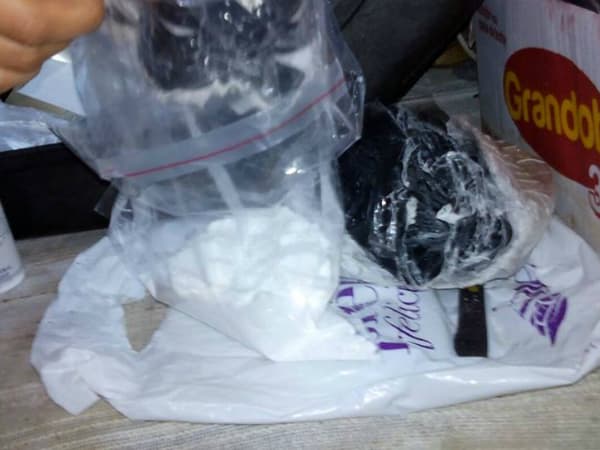 Detuvieron a un hombre por robar dinero, dos notebooks, tener 218gr de cocaína y un arma de fuego