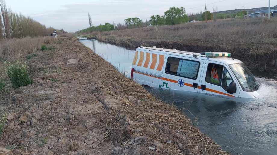 Una ambulancia con muestras de coronavirus cayó a un canal cerca de Cinco Saltos