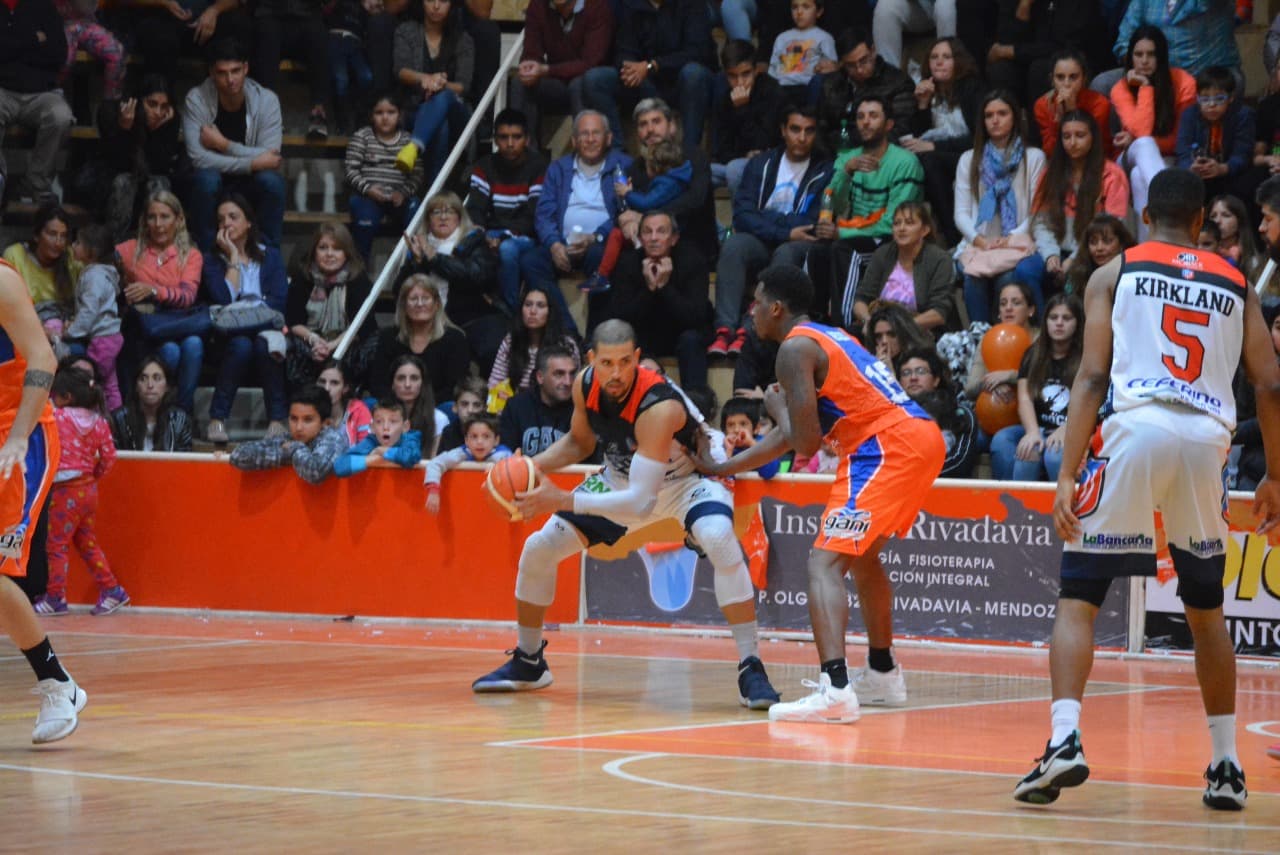 Deportivo Viedma forzó el quinto juego