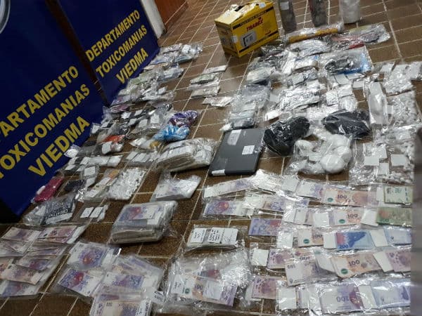 Secuestran más de 200 mil pesos, 500 gramos de cocaína y hay tres personas detenidas