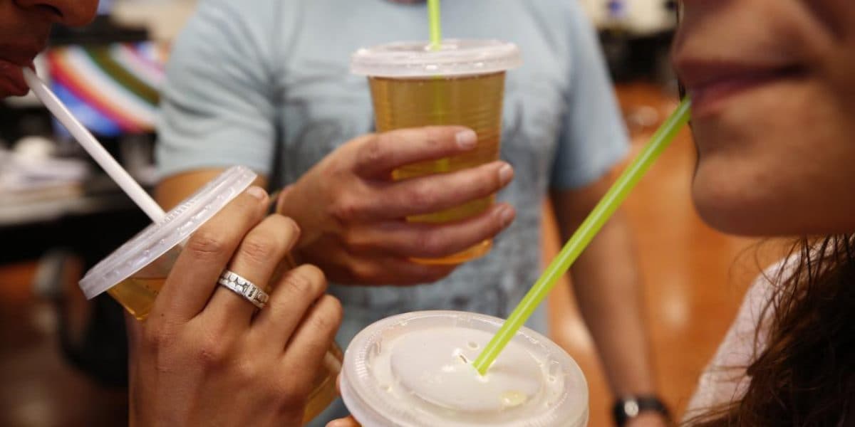 Intentan reducir el uso de sorbetes y vasos de plástico en Viedma