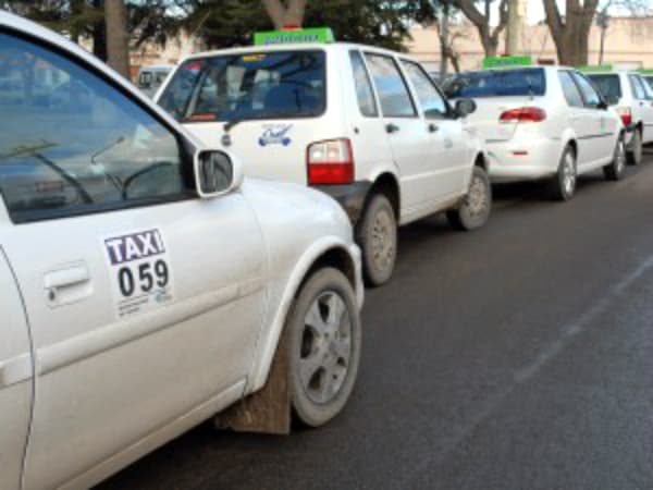 La bajada de bandera de los taxis podría costar $19 ante el pedido de aumento de los taxistas