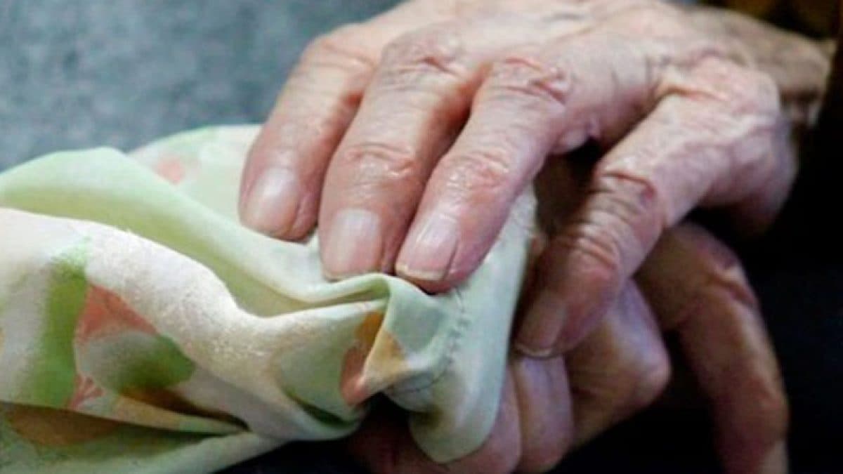 Tiene 94 años y su hijo la maltrataba para quedarse con su sueldo, pudo mejorar por la intervención de su nieta