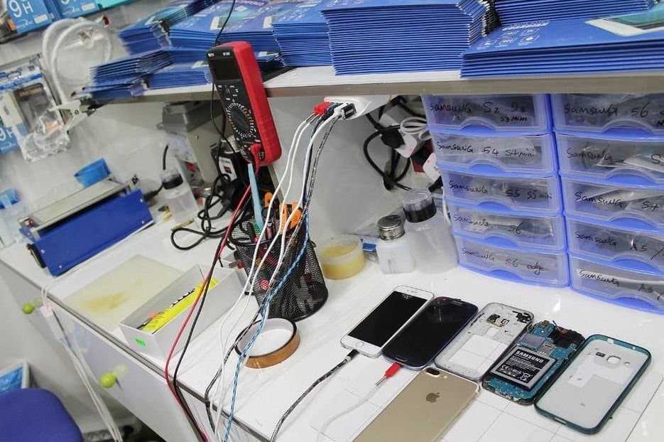 Aplican una multa a un taller de celulares por no haberle informado claramente cuáles eran los riesgos del trabajo encomendado por la clienta