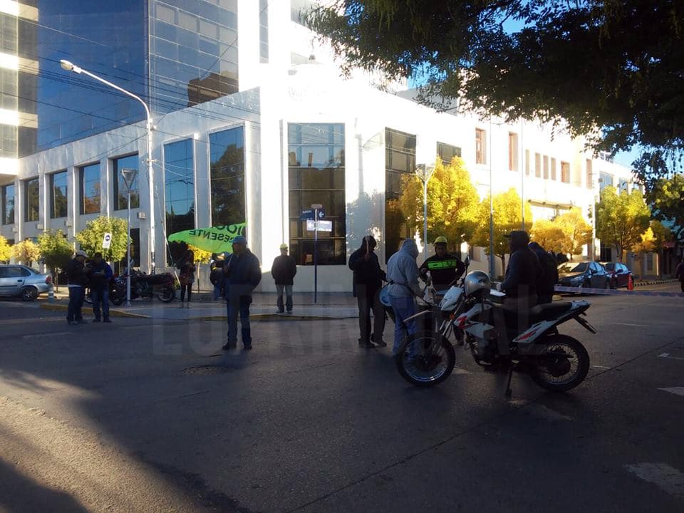 Piden reincorporación de trabajadores despedidos y continuidad de trabajo en la obra de la Legislatura