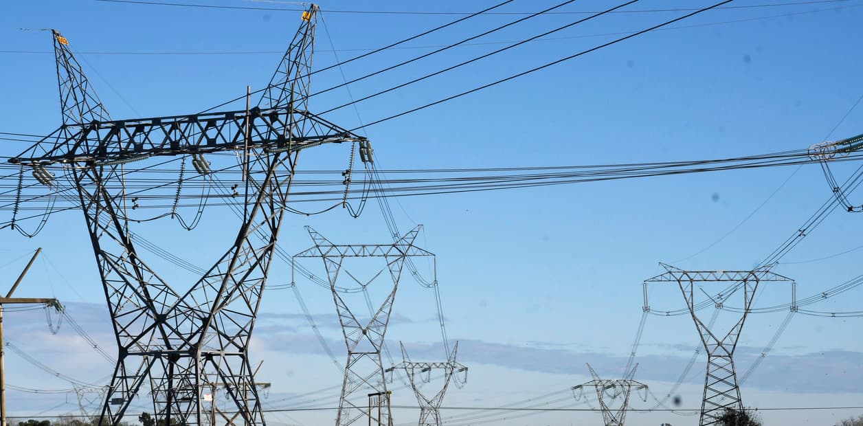 El Corte de Luz en la Comarca fue por un problema en la línea de alta tensión cerca de Bahía Blanca