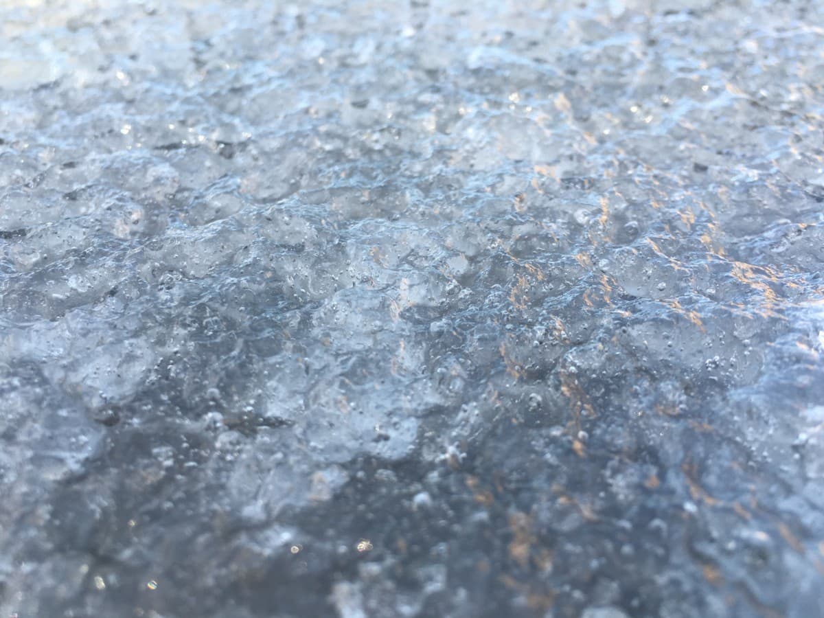Resbaló en el hielo y murió, la municipalidad debe indemnizar a la familia por haber regado en plena helada