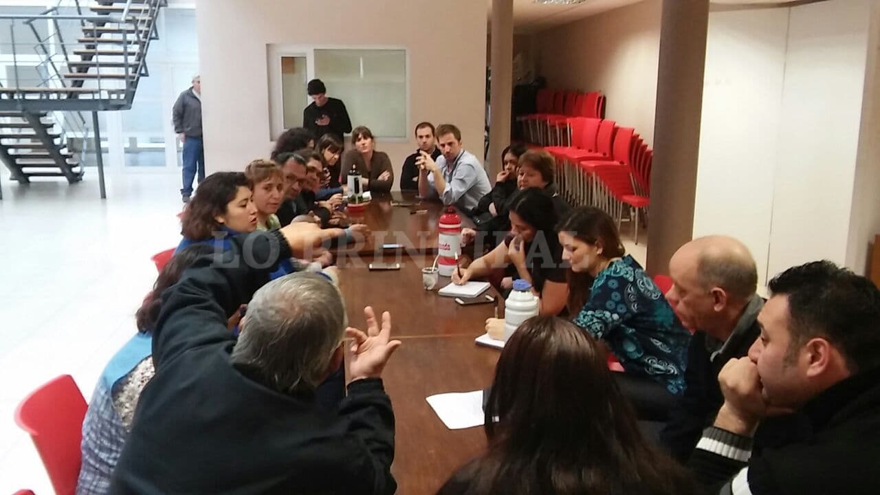 Vecinos del 22 de abril se reunieron con concejales por las elevadas sumas en las boletas de luz
