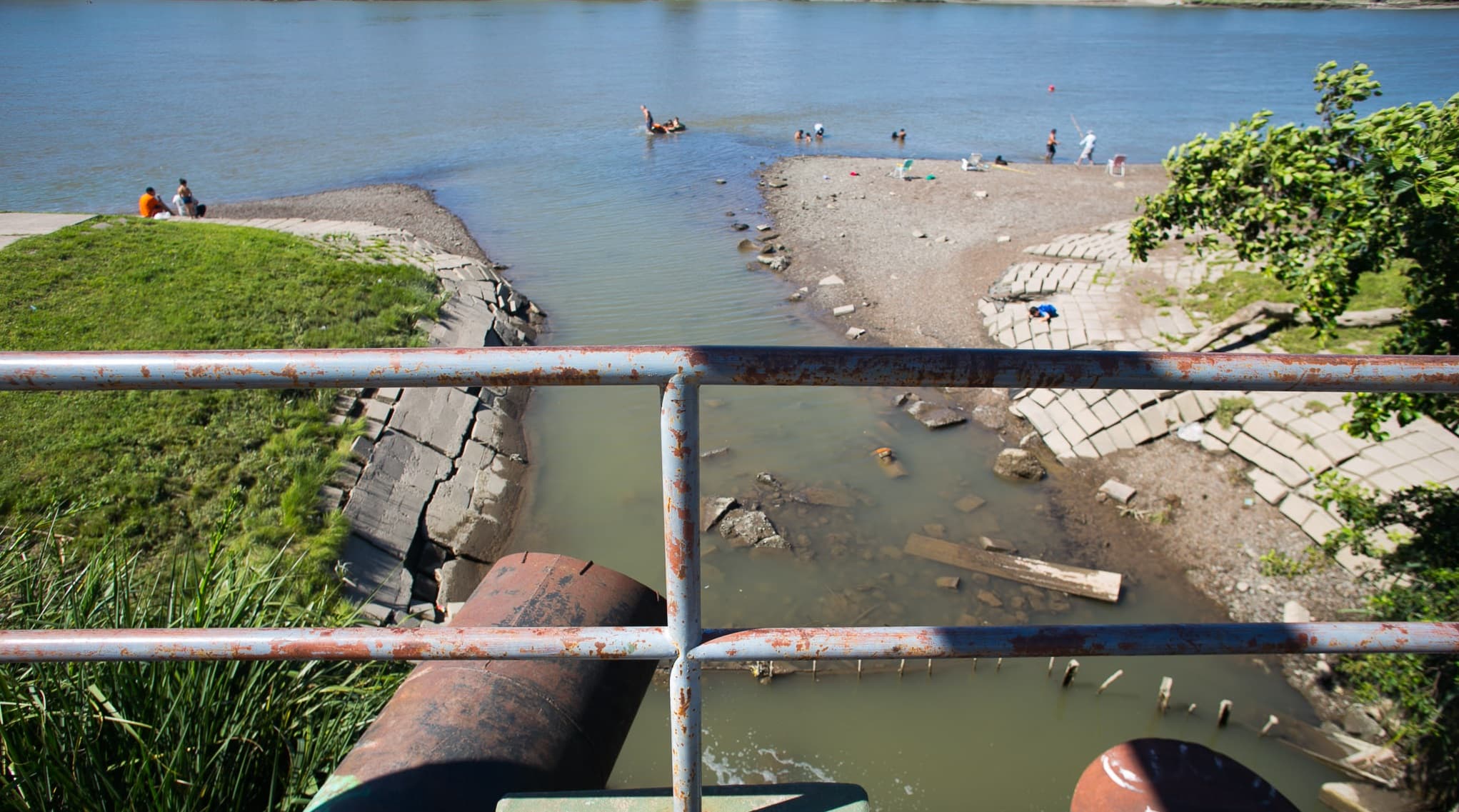 Colocarán rejas en las estaciones de bombeo de los bulevares que desagotan en el río para que no llegue la basura al agua