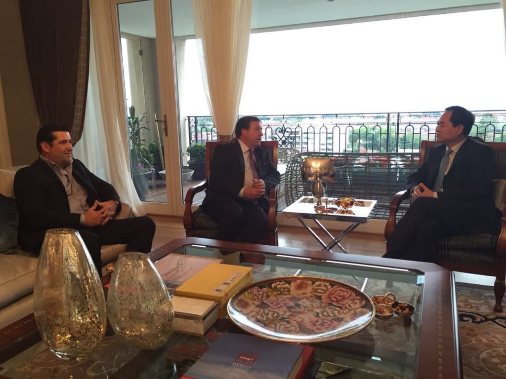 Por la situación de crisis de la minera MCC se reunieron Ibarren y Weretilneck con el embajador chino