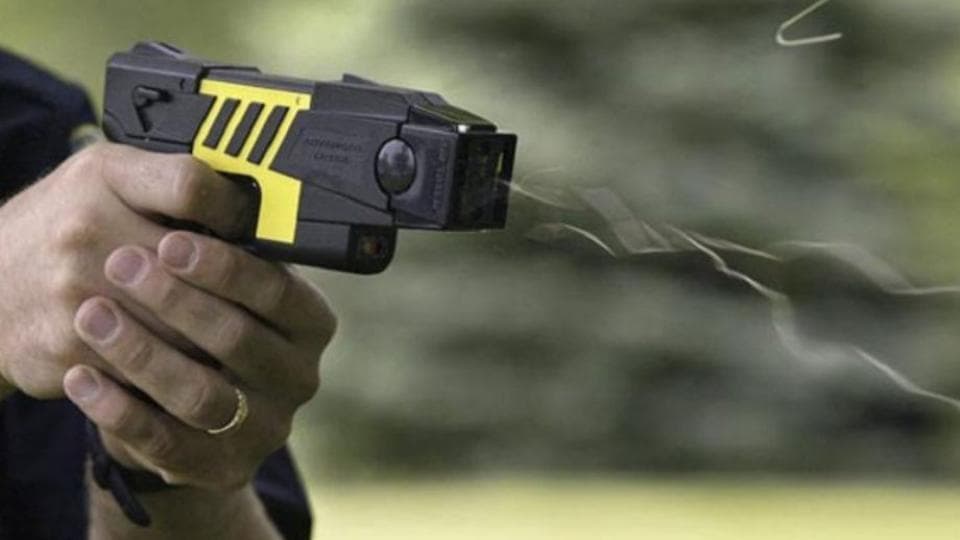 Podrán usar pistolas Taser los policías de Río Negro, luego de aprobarse la ley en la Legislatura